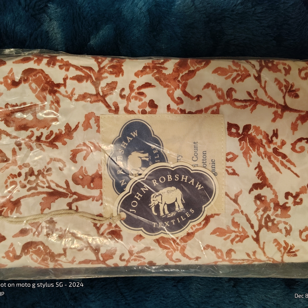 🔥BNWT🔥John Robshaw Textiles Berry and White Euro Sham 24" X 24"
